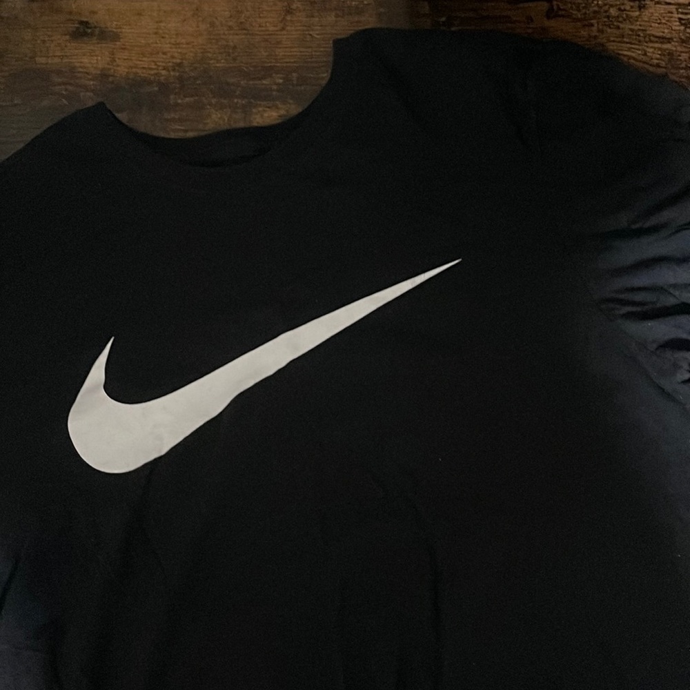 New M Nike swoosh logo t shirt